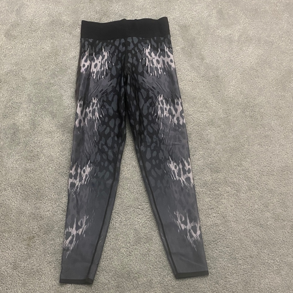 Stylish Black and Gray Leopard Print Leggings